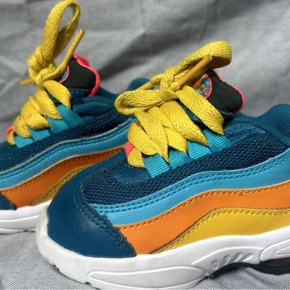 This Nike Air Max in multicolor design, unisex shoe and US shoe size 4C - Picture 1 of 6